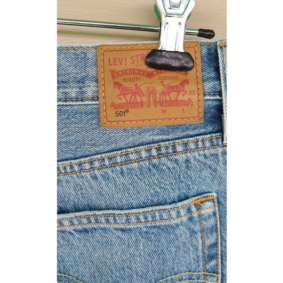 Women's Levi's 501 Cut-Off Exposed‎ Button Fly Light Wash Denim Shorts Size 31 - Picture 6 of 8